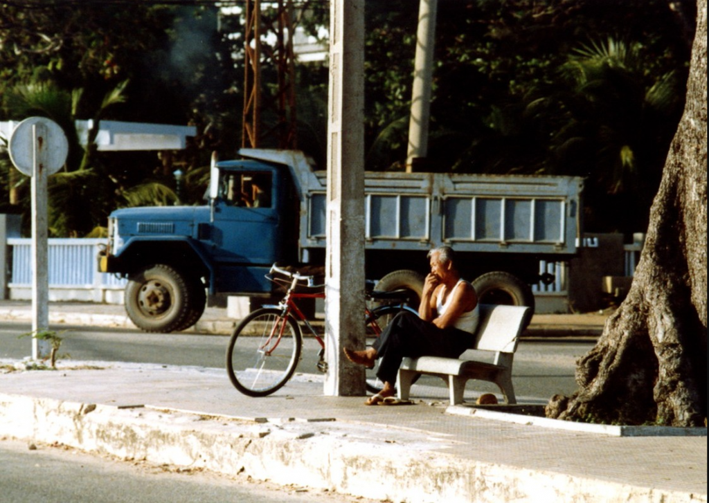 Người đàn ông trung niên ngồi trên ghế đá, Vũng Tàu năm 1988